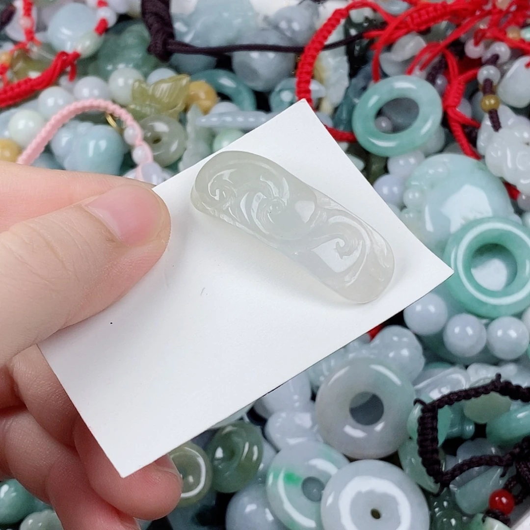 翡翠未镶嵌颈饰如意