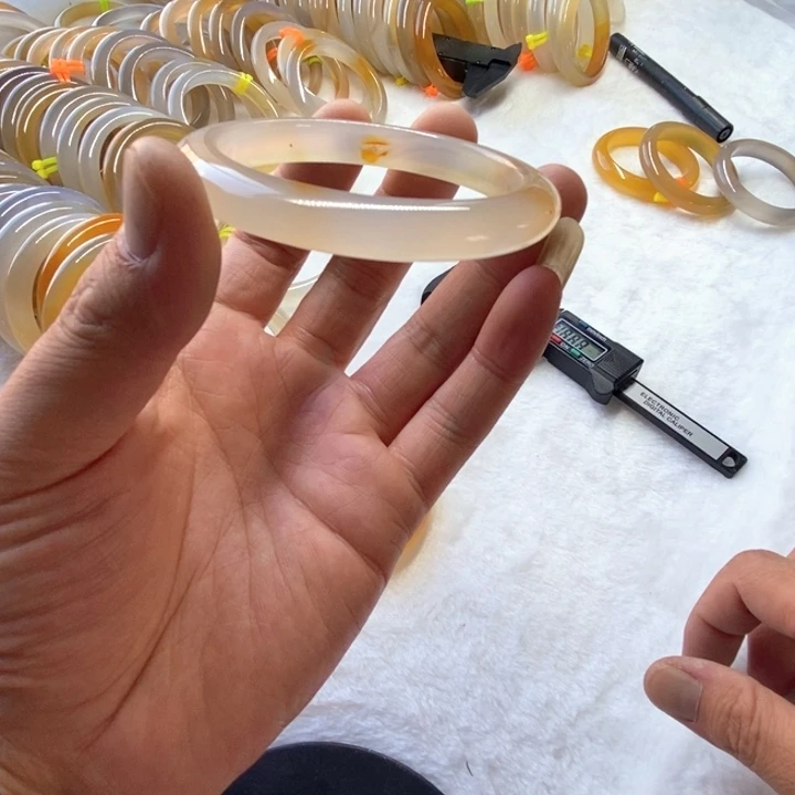 玛瑙/玉髓手镯未镶嵌里面有扣手