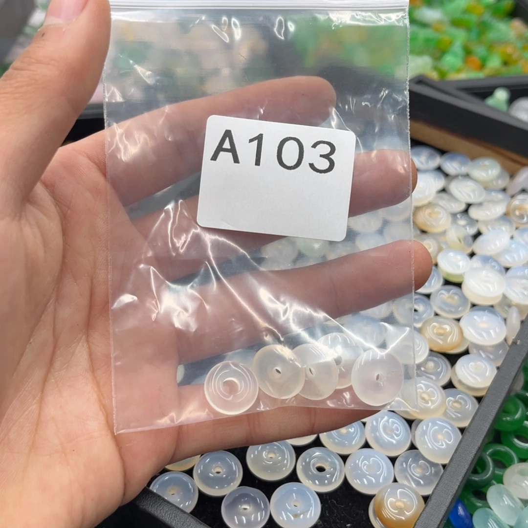 乔***一玛瑙/玉髓合金颈饰
