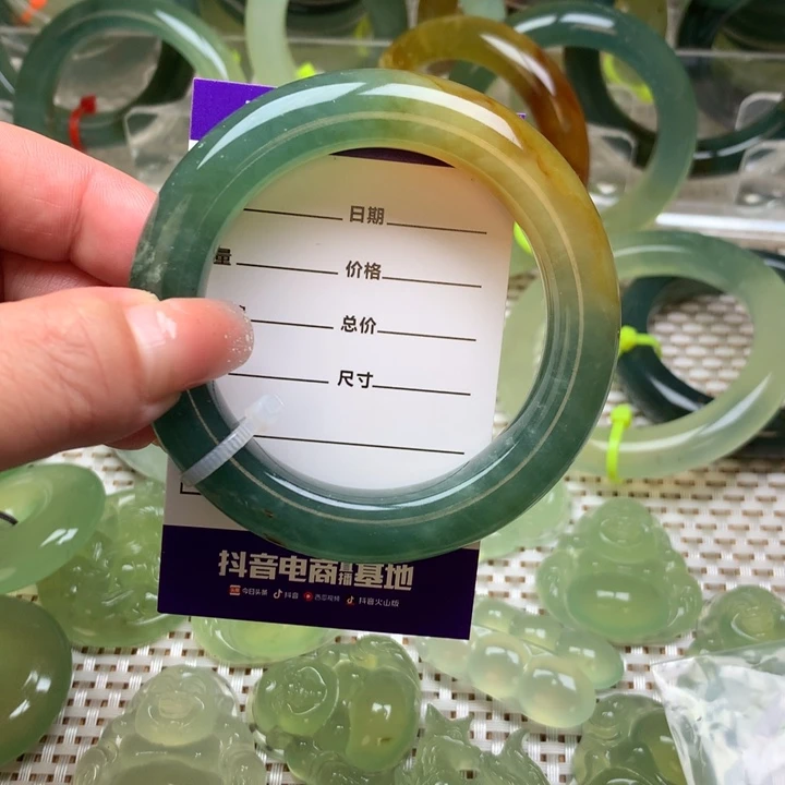蛇纹石玉手镯未镶嵌七**人