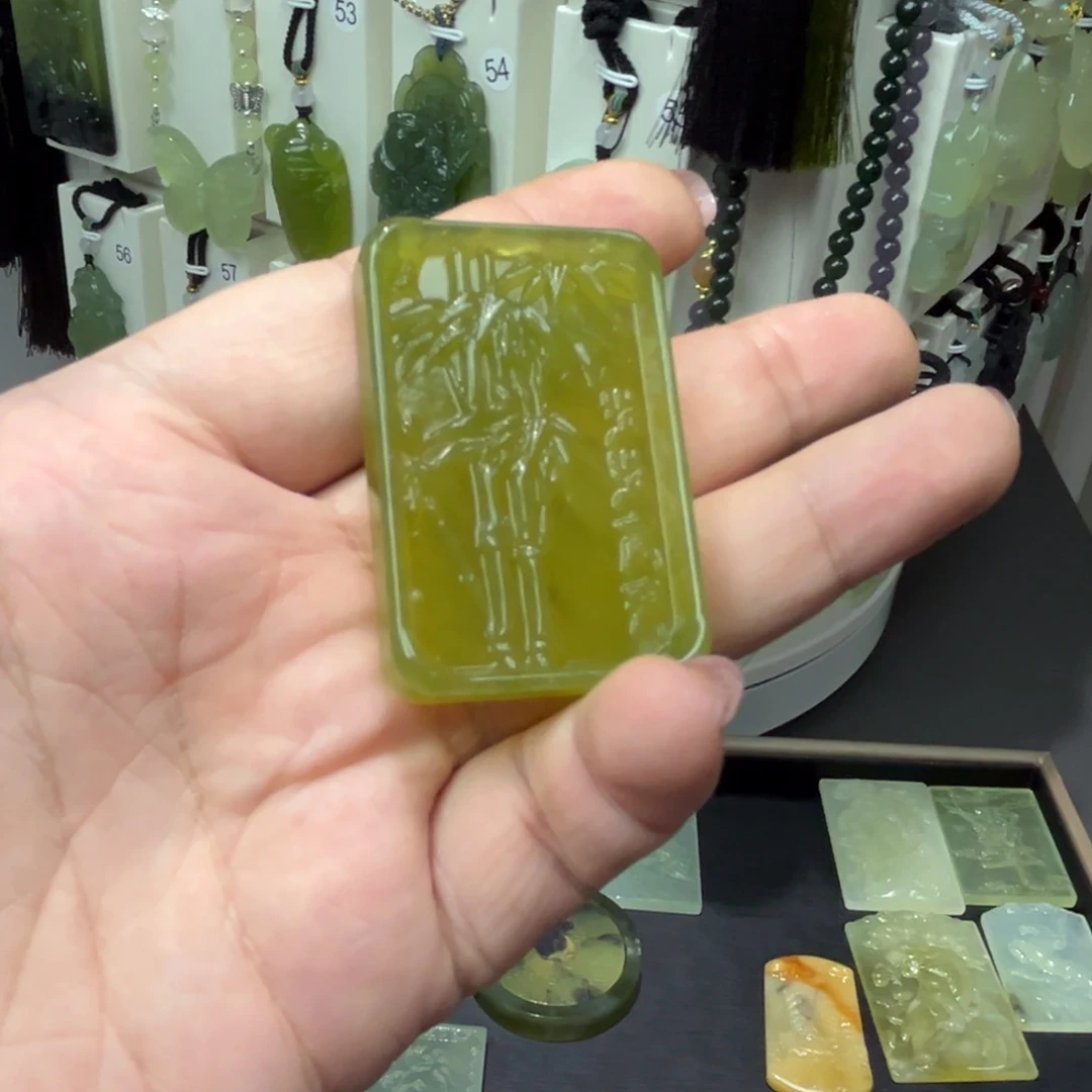 一***舟蛇纹石玉未镶嵌颈饰