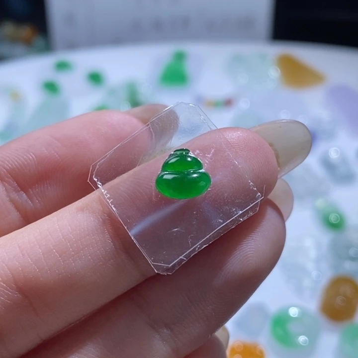 定制翡翠未镶嵌辣绿葫芦