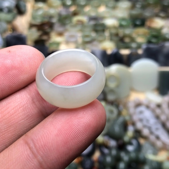 和田玉颈饰未镶嵌力*