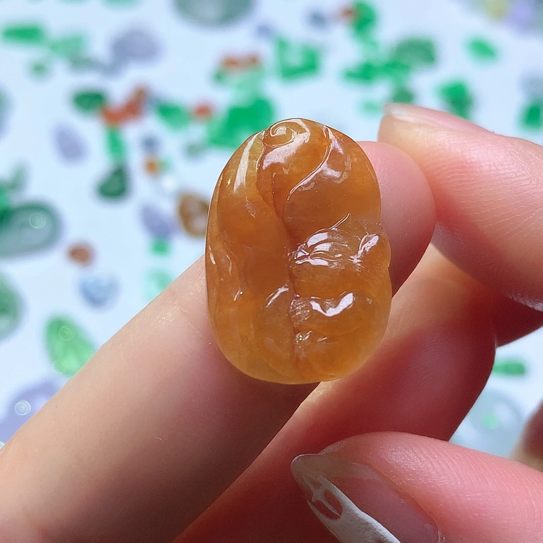 翡翠未镶嵌颈饰狐狸
