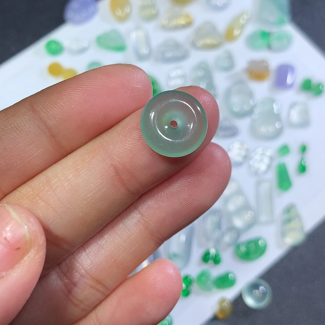 未镶嵌翡翠耳饰刘**?