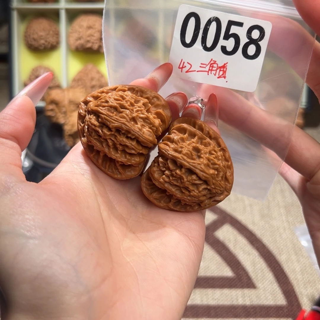 曼***杰42三角白文玩核桃