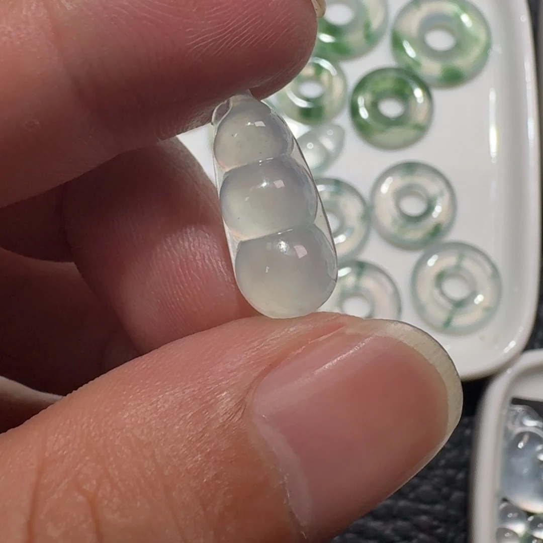 翡翠未镶嵌颈饰福豆