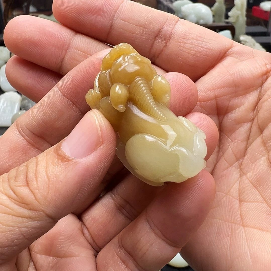 守****和田玉未镶嵌颈饰