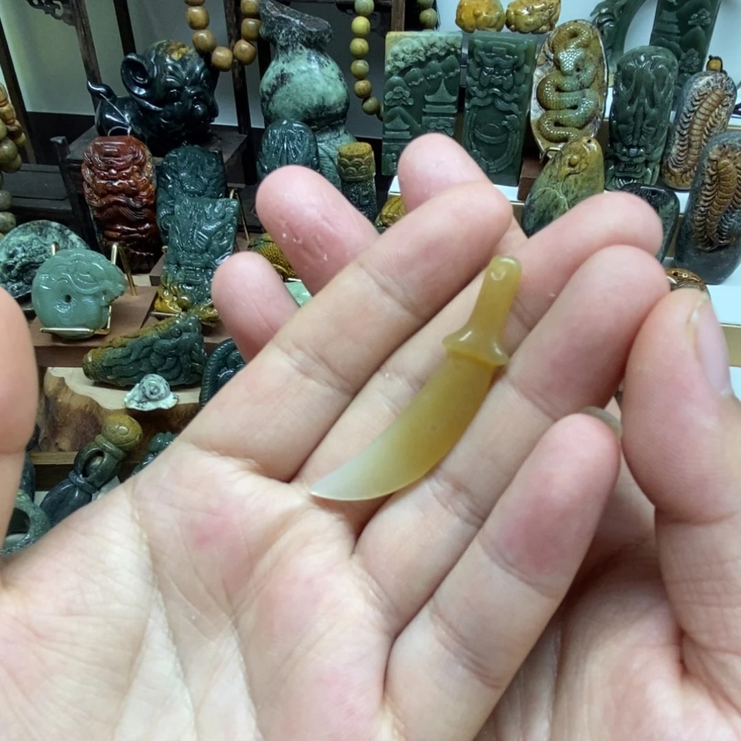 未镶嵌岫岩老玉（透闪石质玉）把件