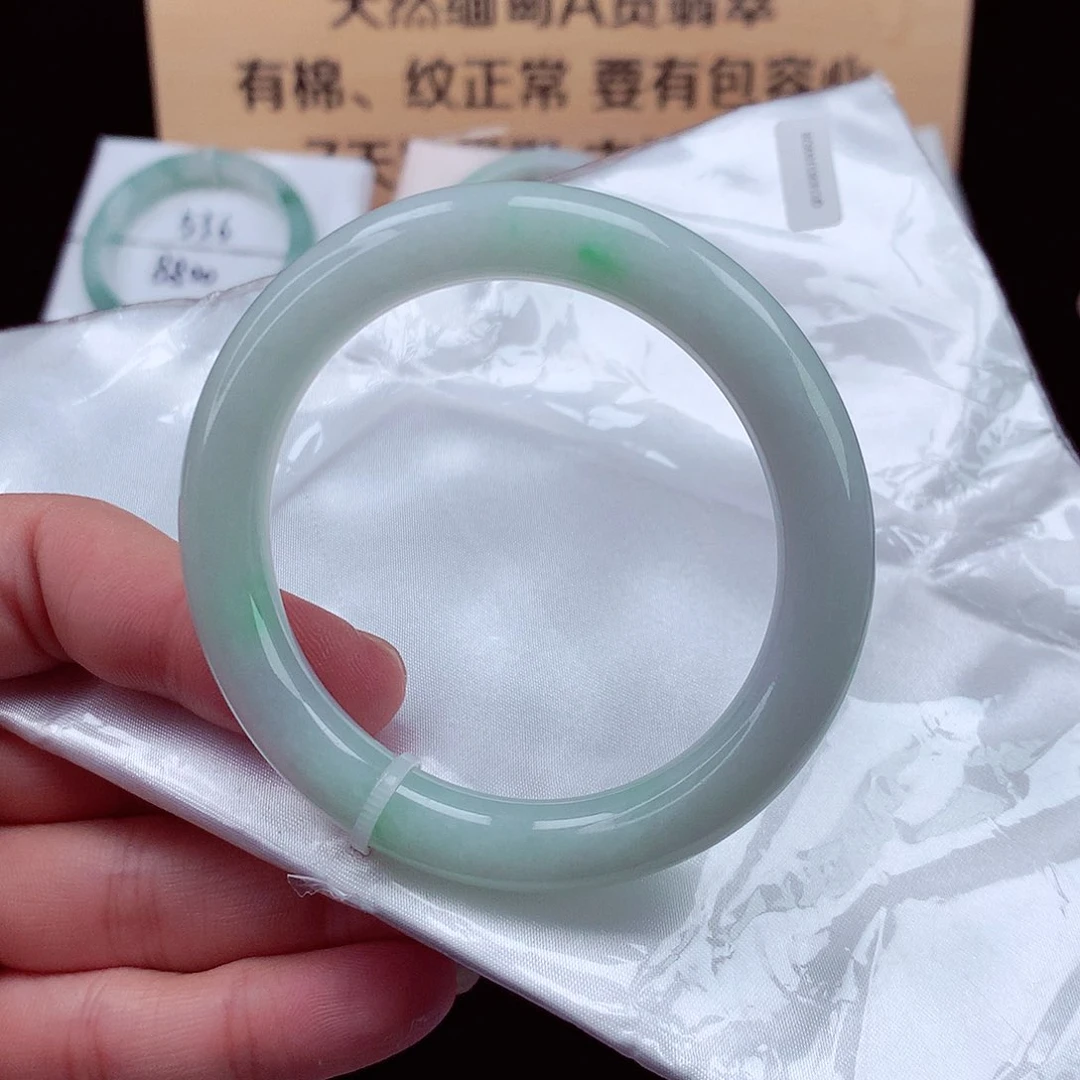 翡翠手镯未镶嵌翡翠