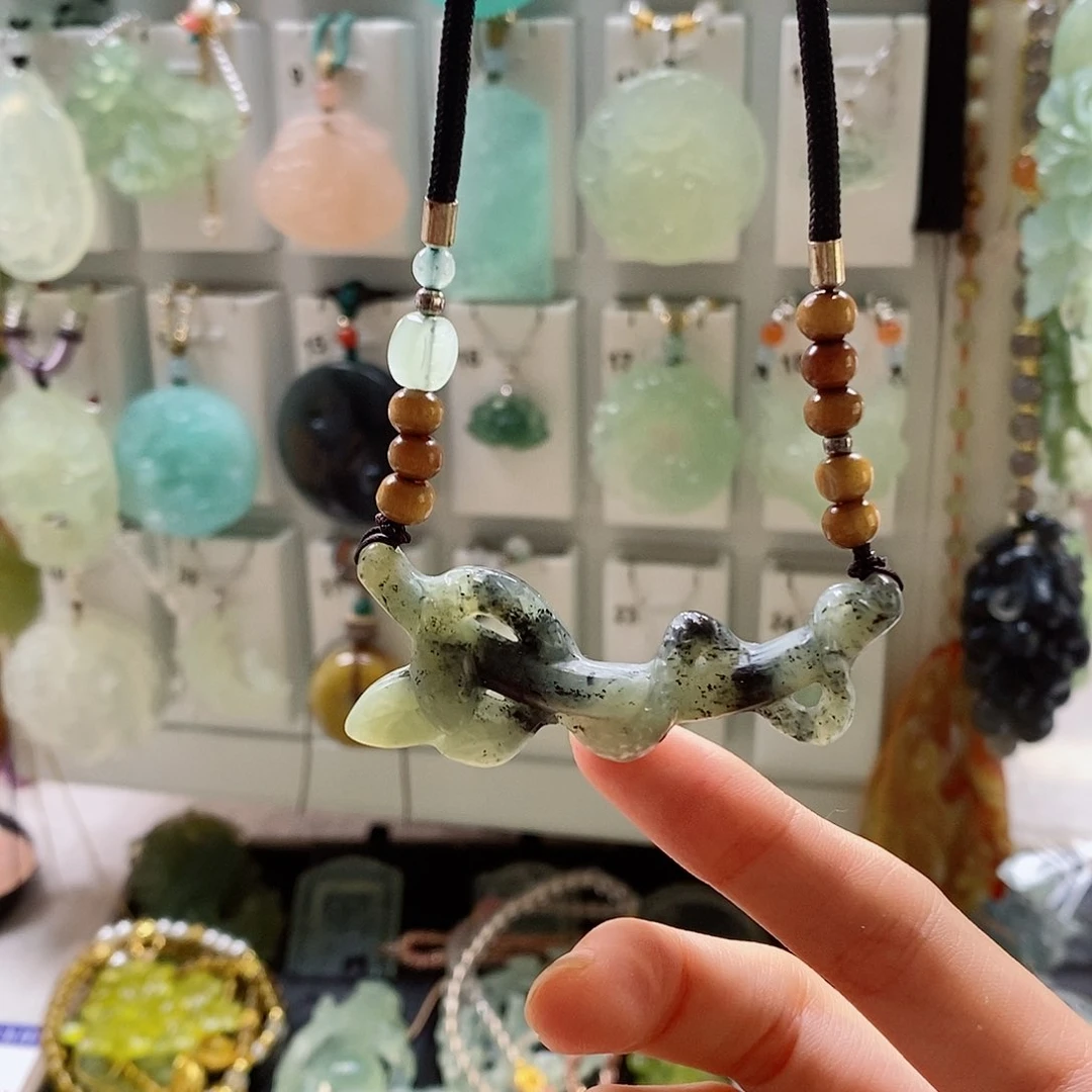 蛇纹石玉未镶嵌颈饰