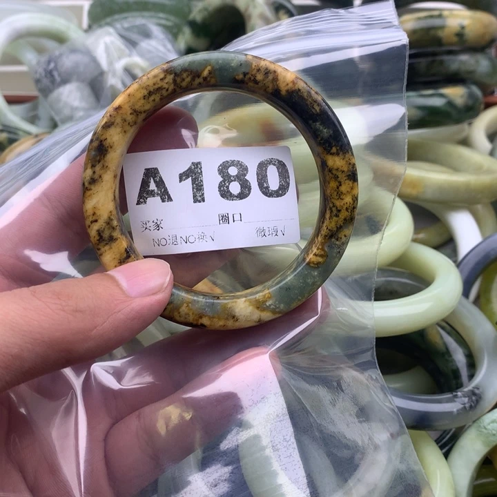 王***它未镶嵌蛇纹石玉手镯