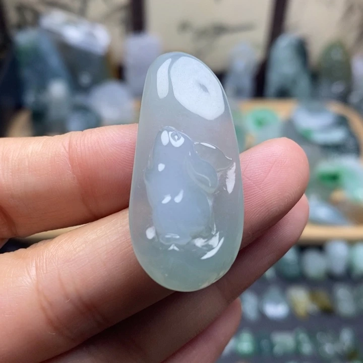 翡翠未镶嵌颈饰兔子