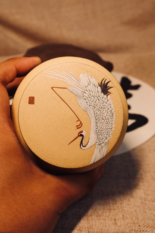 鹤舞紫砂间，茶香韵悠扬