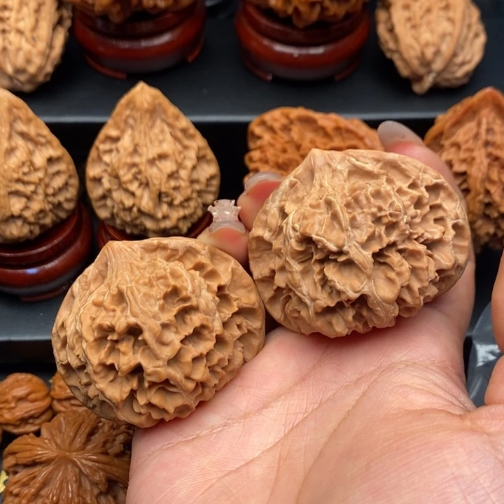 文玩核桃把件梅**儿秦岭文玩核桃48