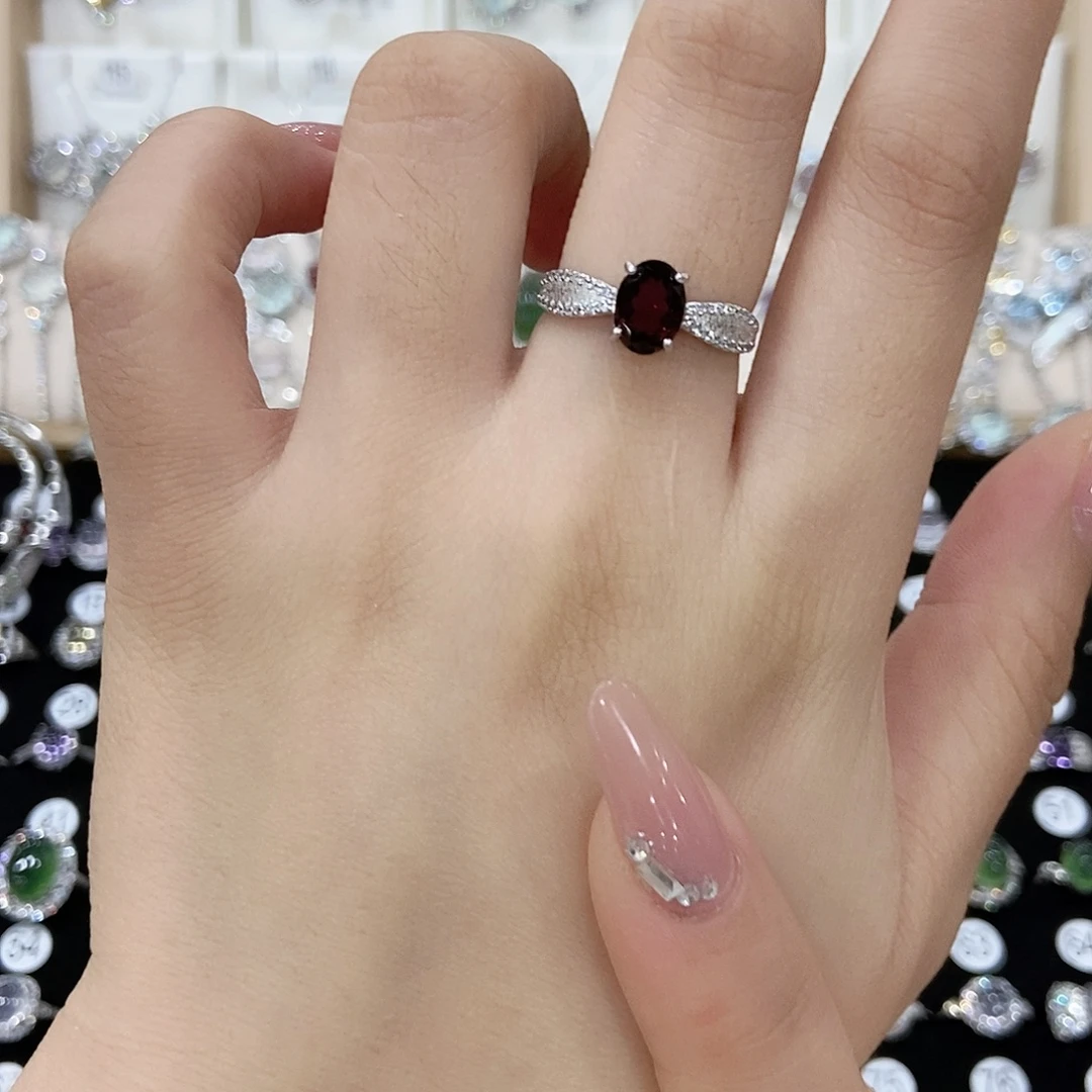 嗨****戒指石榴石银S925镶嵌