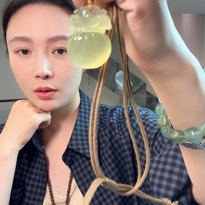 随***性未镶嵌蛇纹石玉颈饰
