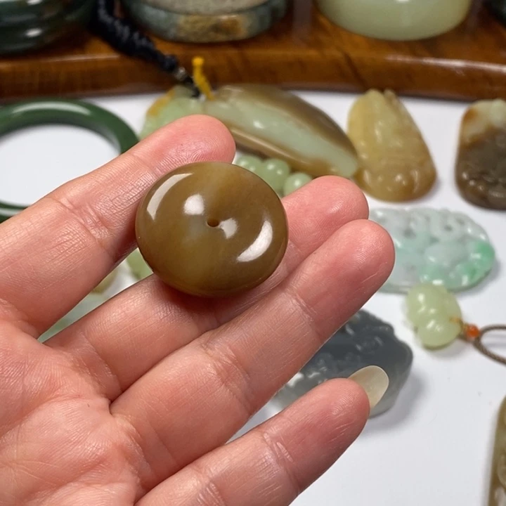 广***哥和田玉（糖玉）未镶嵌颈饰