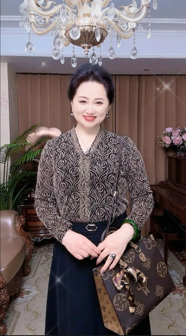 （胸前银钻）时尚减龄休闲高弹舒适显瘦打底衫