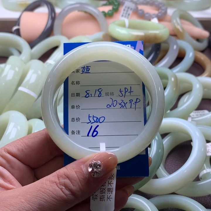 姬***姬和田玉手镯未镶嵌