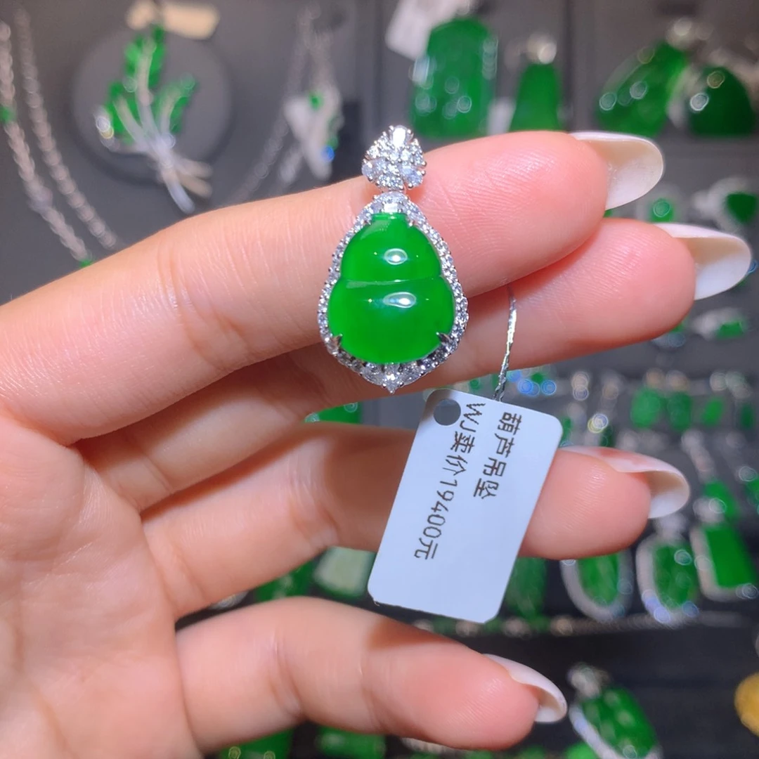 颈饰18K金镶嵌翡翠葫芦