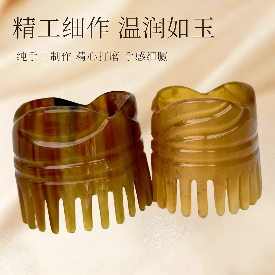 一个装天然牛角按摩头皮梳。