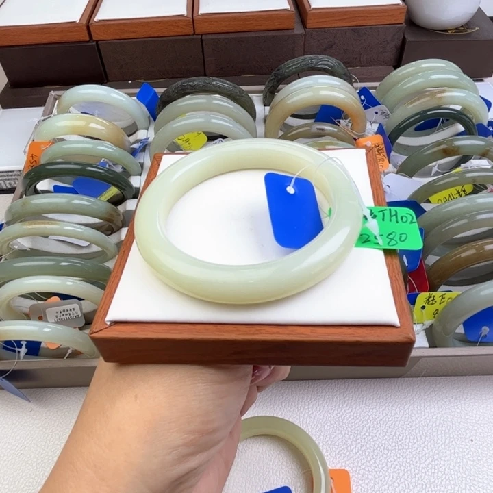 未镶嵌手镯和田玉七月