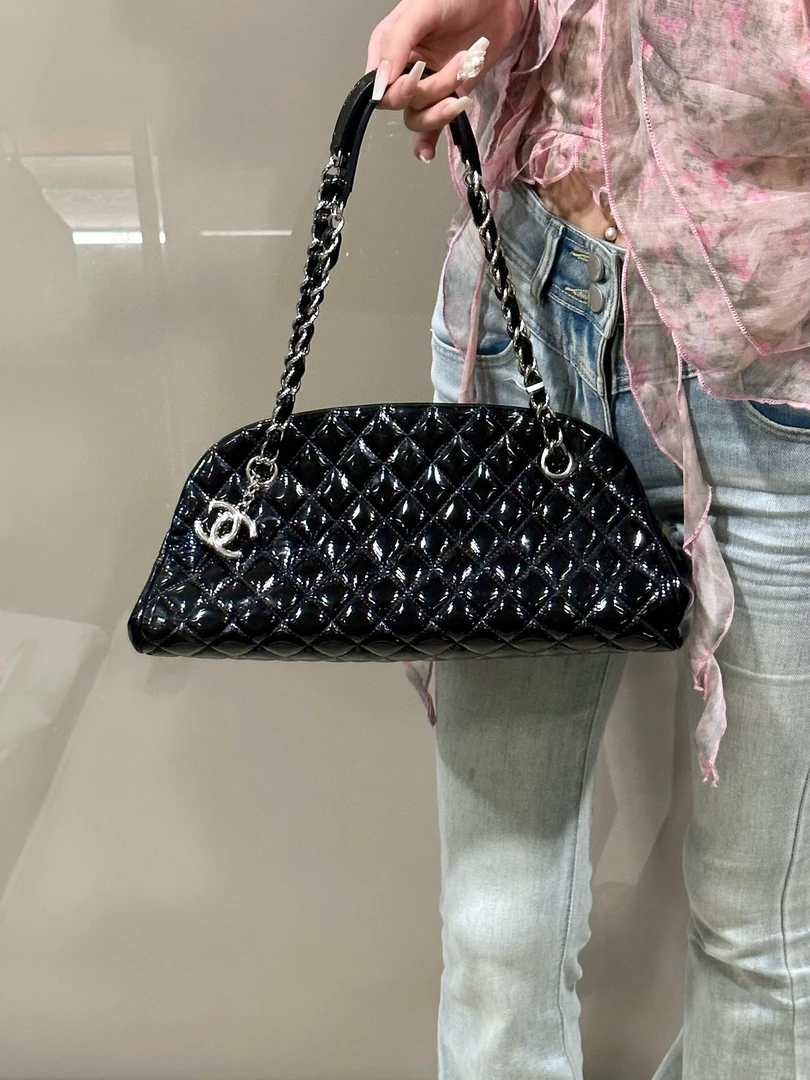 95新 Chanel/香奈儿 chanel 黑银漆皮保龄球单肩包