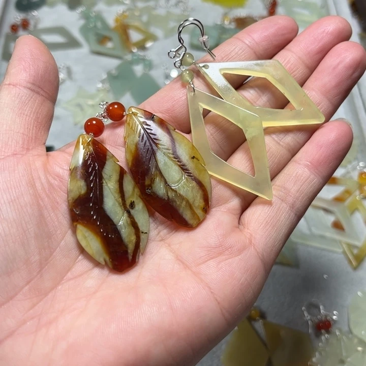 蛇纹石玉未镶嵌耳饰