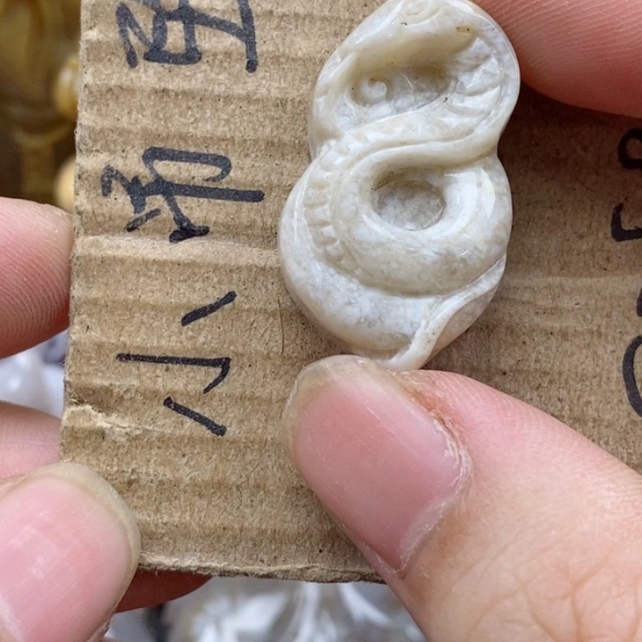 颈饰未镶嵌硅化珊瑚（珊瑚玉）锦****玉