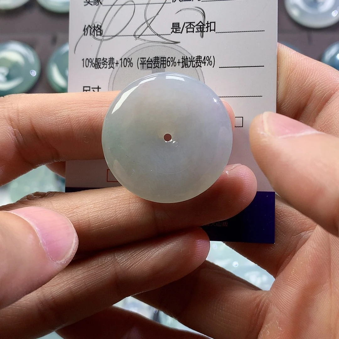 翡翠颈饰未镶嵌平安扣
