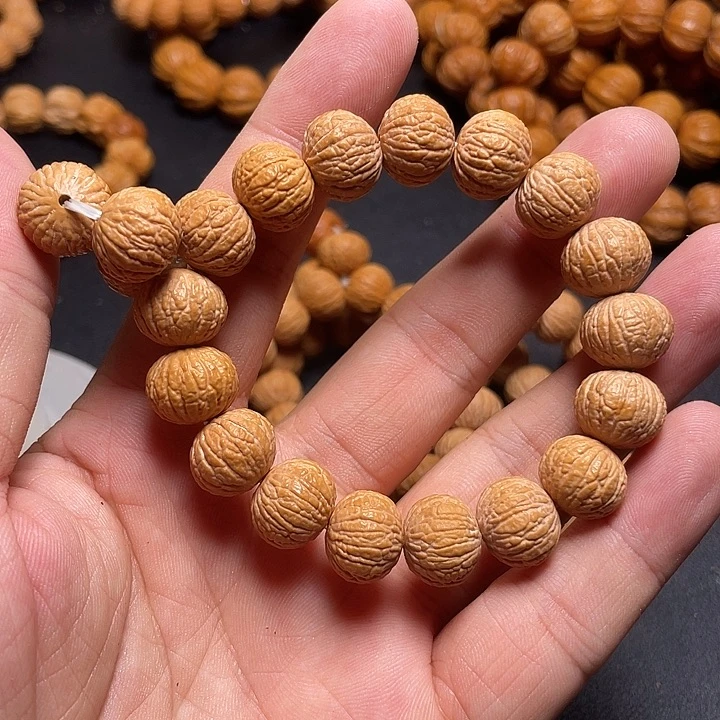 文玩核桃手串麒麟纹有一颗瑕疵籽