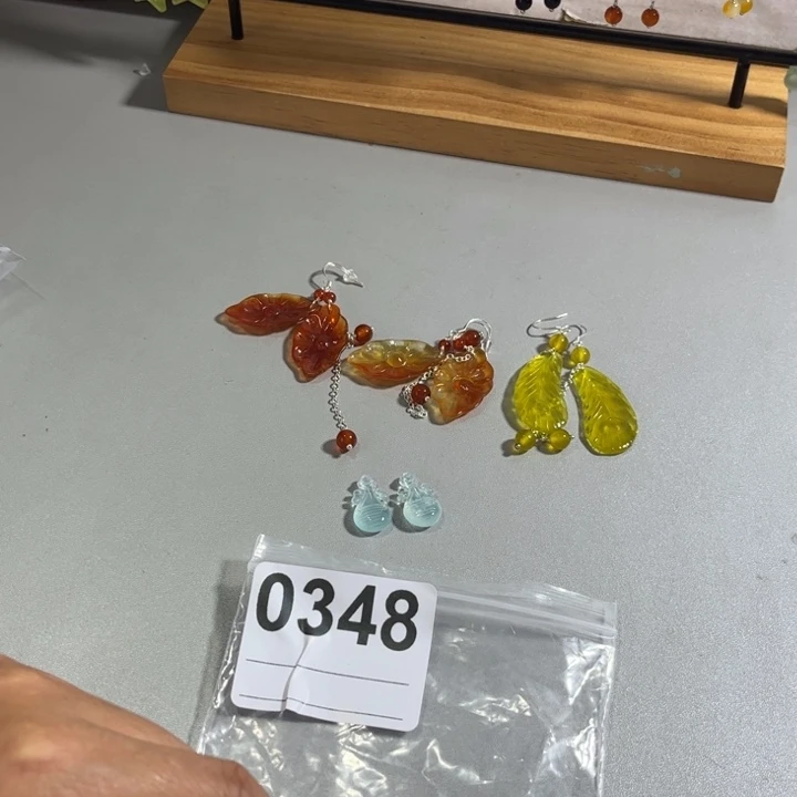 邓***姐蛇纹石玉合金耳饰