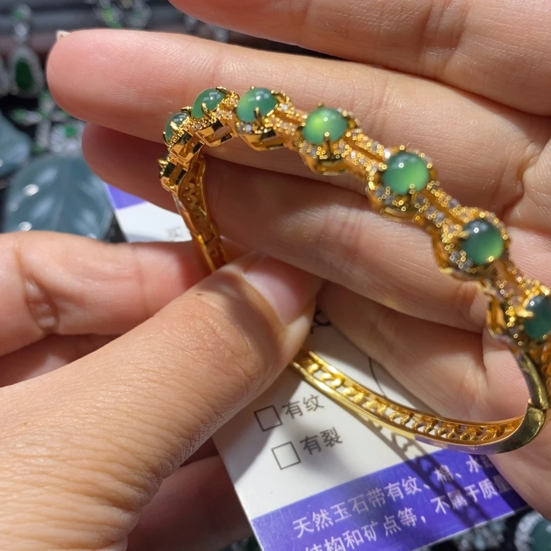 m***)翡翠未镶嵌颈饰翡翠