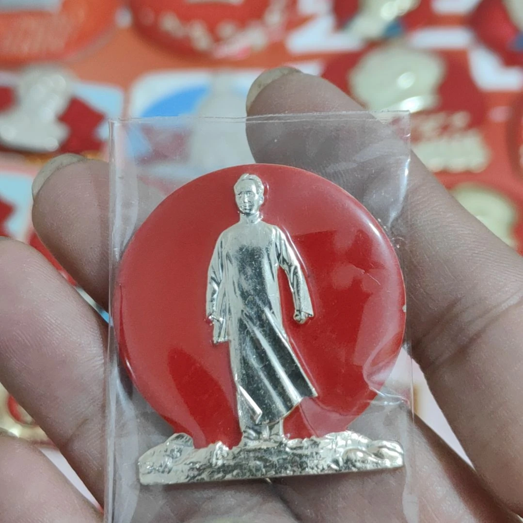 谢***基其他普通金属圆形红色人物像章