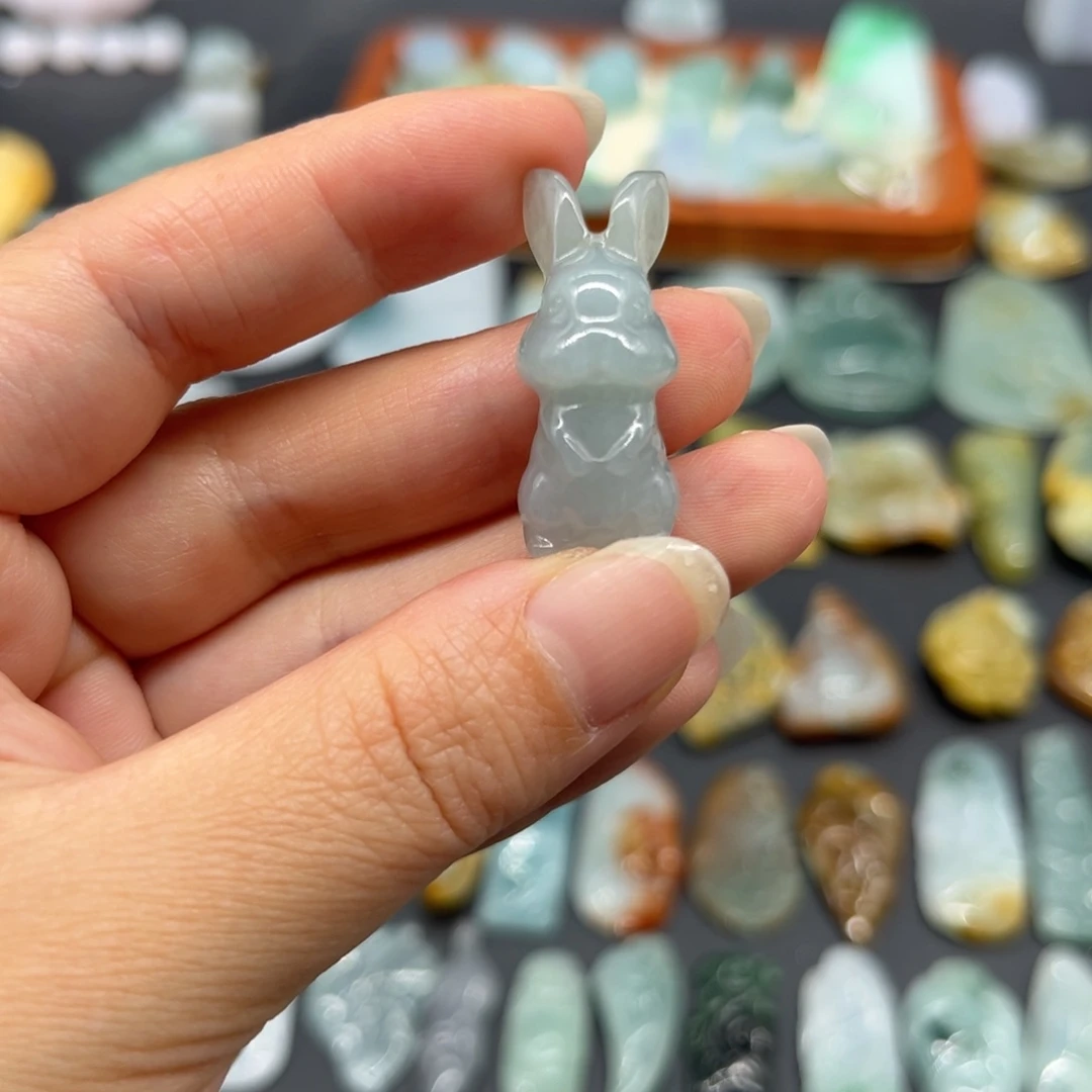 翡翠未镶嵌颈饰兔