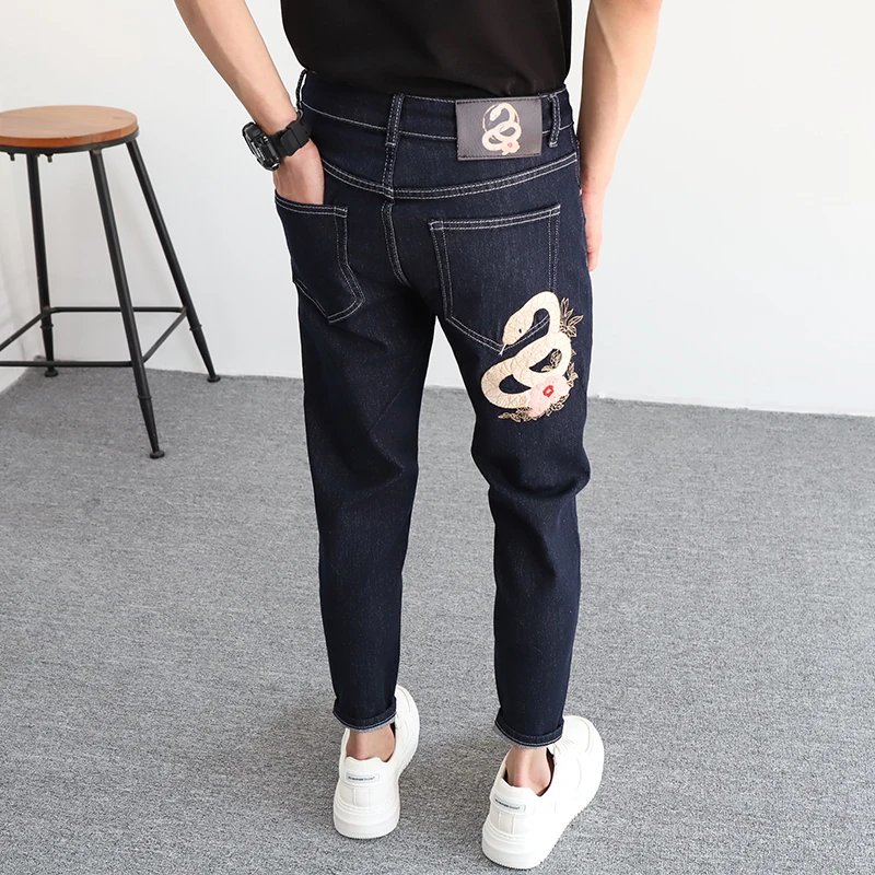 春夏男士牛仔裤2025蛇年个性刺绣设计时尚潮流水洗蓝色九分裤男款