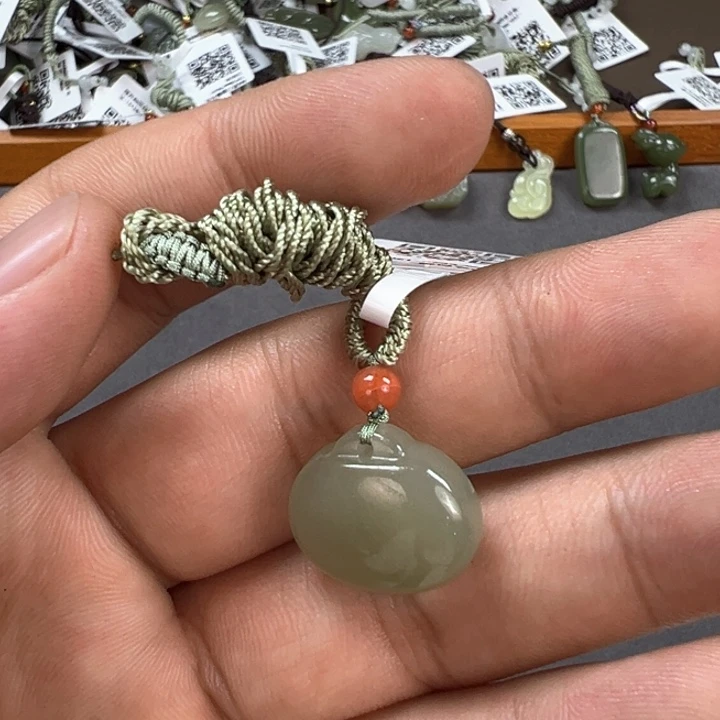 颈饰未镶嵌和田玉（糖玉）