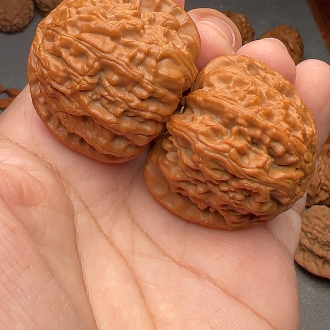 法***.文玩核桃把件三角白