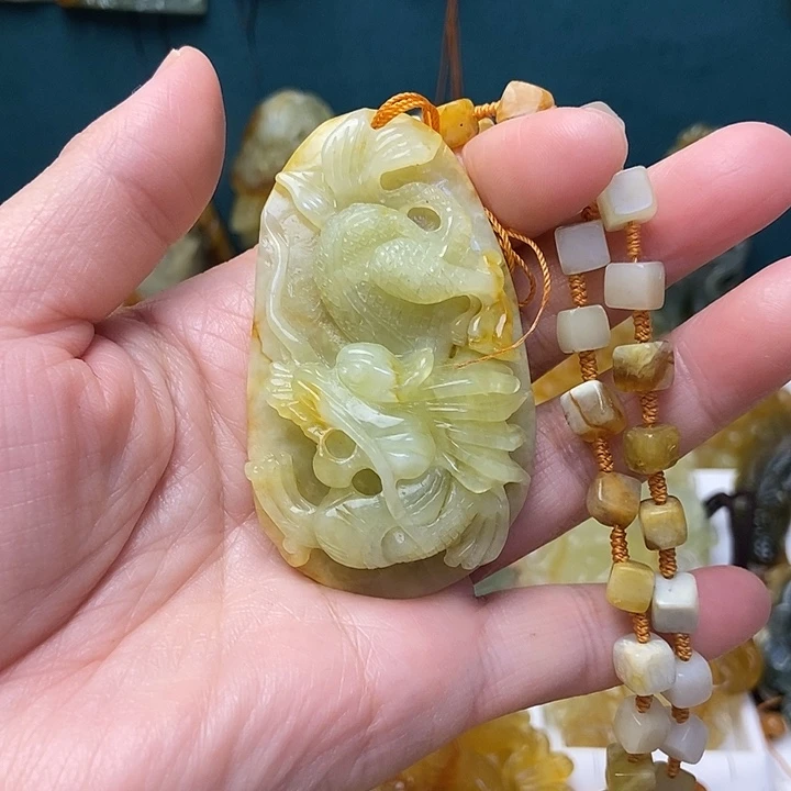 蛇纹石玉未镶嵌颈饰