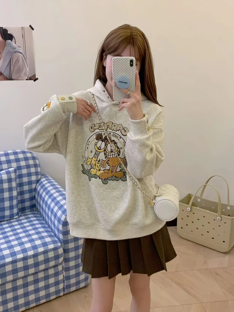 加菲猫彩扣刺绣卫衣