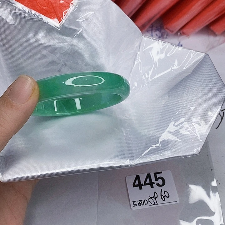 翡翠未镶嵌手镯一图一物实物为准（微瑕处理）