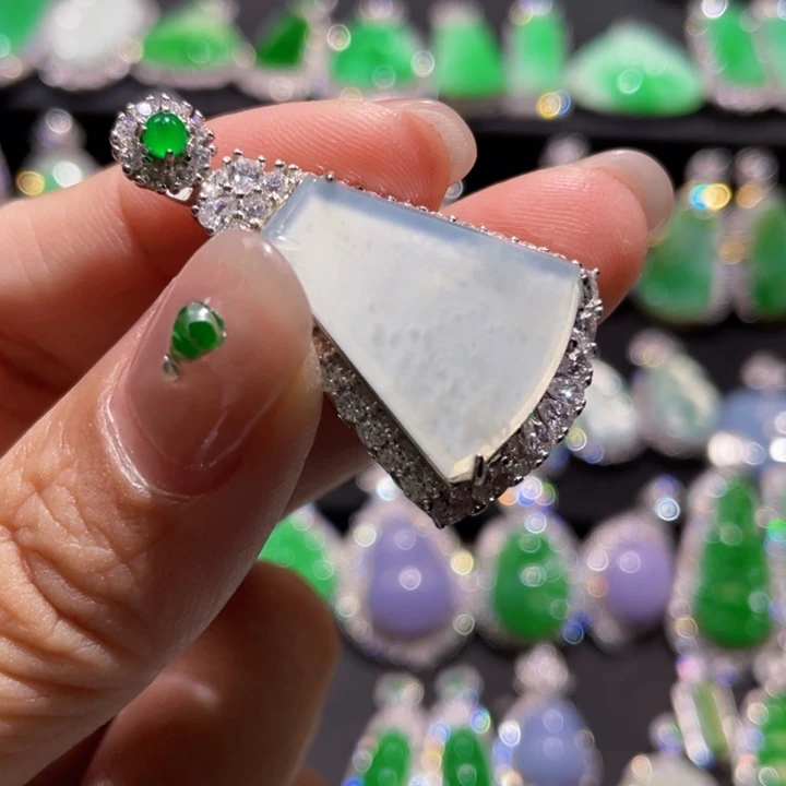 莹***熹翡翠银S925镶嵌颈饰