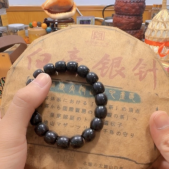 用***6石英石铁合金精美手手链链一个