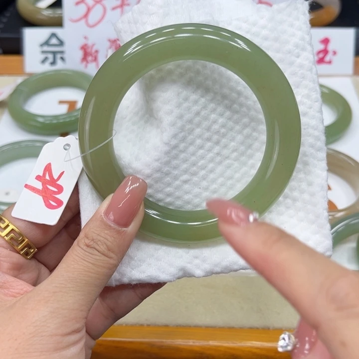 未镶嵌手镯石英质玉春
