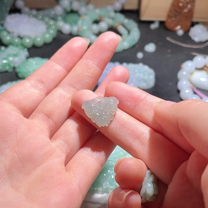 翡翠未镶嵌颈饰王*梅天