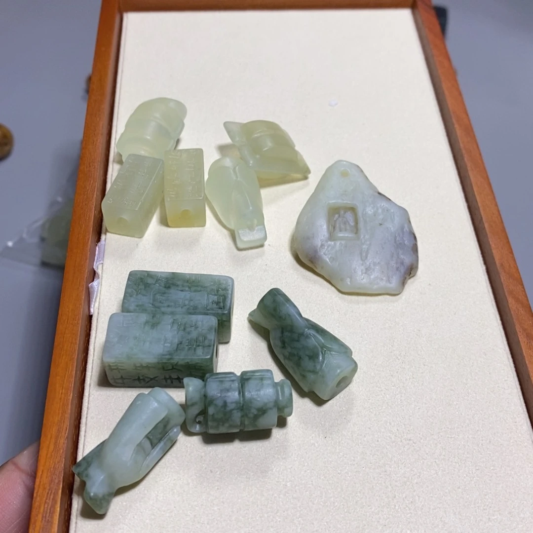 蛇纹石玉未镶嵌颈饰夏*棉