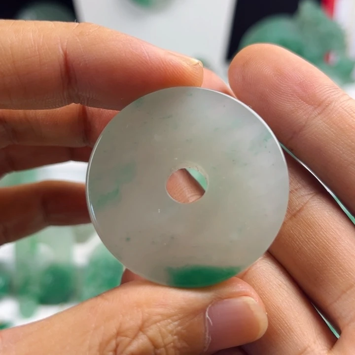 颈饰未镶嵌石英质玉