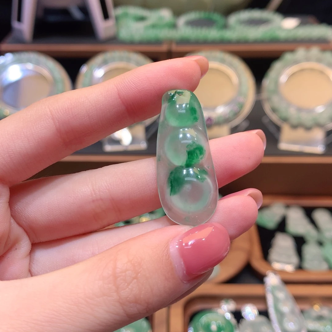 石英质玉（非洲翠）未镶嵌颈饰豆子