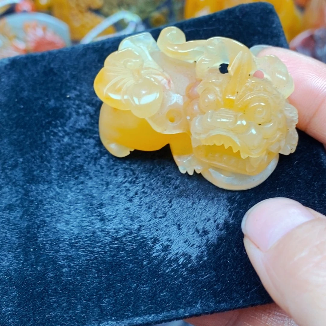 未镶嵌石英质玉（黄龙玉）颈饰
